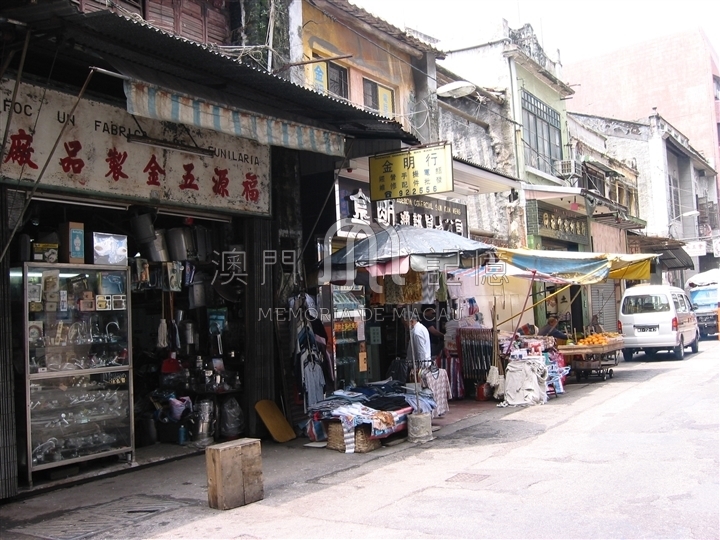 2002年十月初五街的商舖